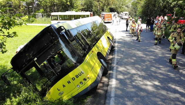 Die Bergung des Linienbusses gestaltete sich sehr kompliziert. (Bild: Maurice Shourot)