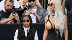 Kim Kardashian und Tochter North sorgten mit XXL-Nasenring bei der Gaultier-Show für Aufsehen. (Bild: AFP or licensors)