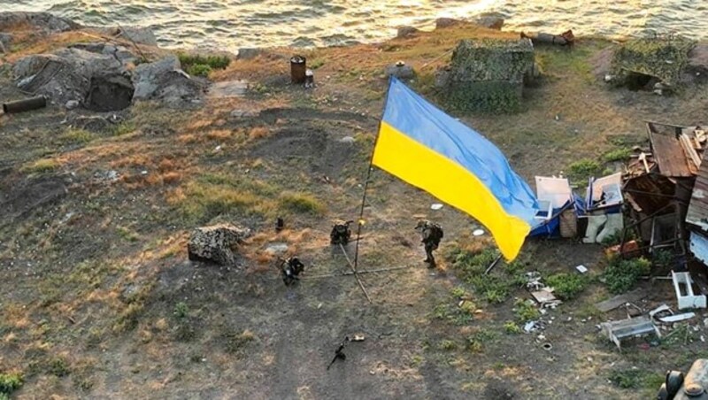 Ukrainische Flagge auf der Schlangeninsel (Bild: APA/AFP/Ukraine's border guard service/STR)