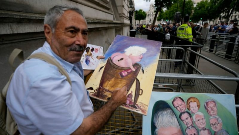 Der britische Karikaturist Kaya Mar hat das aus seiner Sicht passende Bild zu Johnsons Rücktritt gezeichnet. (Bild: AP)