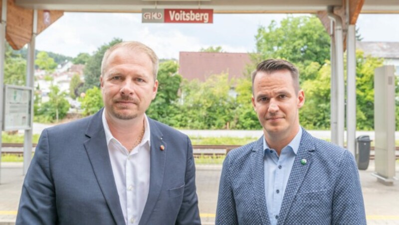 FPÖ-Bezirksparteiobmann Markus Leinfellner (links) und Landes-Klubobmann-Stelllvertreter Stefan Hermann am Bahnhof in Voitsberg (Bild: FPÖ Steiermark)