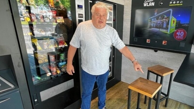 „Hier saß das 59-jährige Opfer“, weiß ein Anrainer aus Oberwart und zeigt auf den Barhocker. (Bild: Christian Schulter)