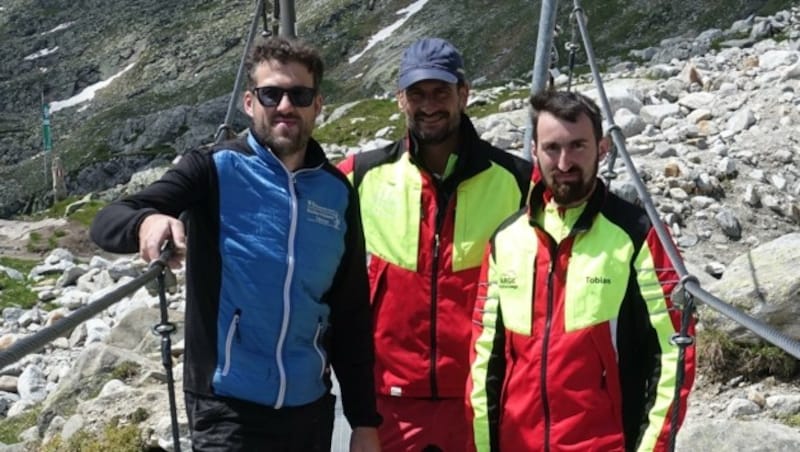 Stefan Mariacher (li.) sanierte die Brücke mit seinen Kollegen Gerhard und Tobias. (Bild: ZOOM.TIROL)