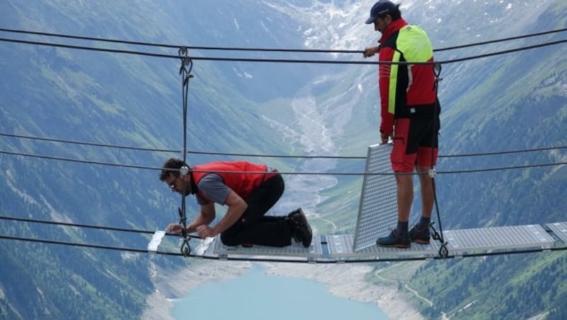 Die Handwerker bei der Sanierung des Brückchens (Bild: ZOOM.TIROL)