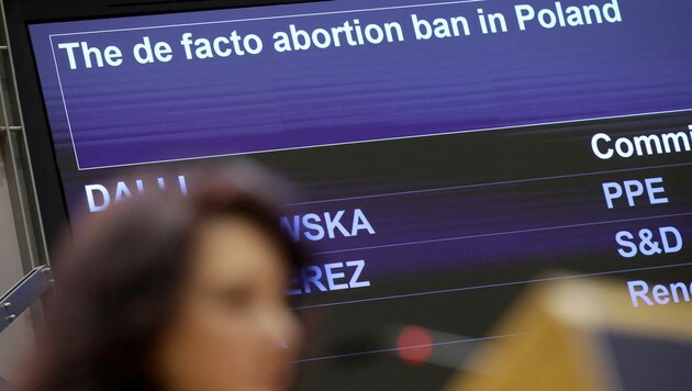Insbesondere durch das De-facto-Abtreibungsverbot in Polen sehen viele EU-Parlamentarier Handlungsbedarf. (Bild: AFP/OLIVIER HOSLET)