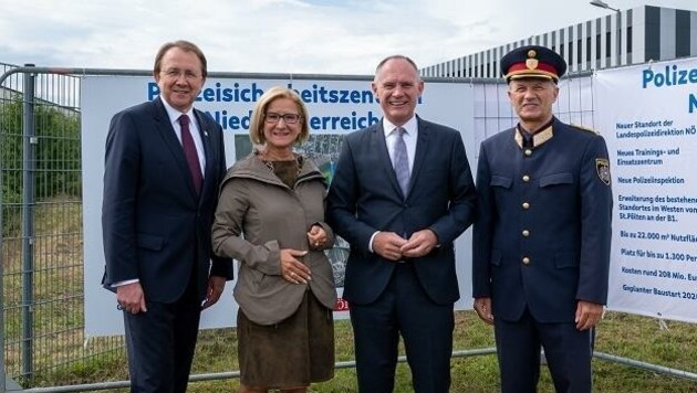 Präsentierten die Pläne für das Sicherheitszentrum: Stadtchef Matthias Stadler, Landeshauptfrau Johanna Mikl-Leitner, Innenminister Gerhard Karner und Landespolizeichef Franz Popp. (Bild: BMI/Jürgen Makowecz)