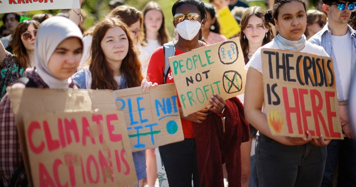 Weniger Optimistisch - Klimawandel Größte Bedrohung Für Junge Menschen ...