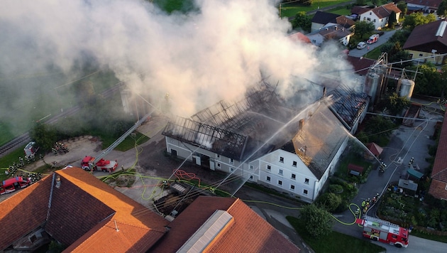 Der Bauernhof in Waizenkirchen wurde durch den Brand schwer beschädigt (Bild: Lauber/laumat.at Matthias)