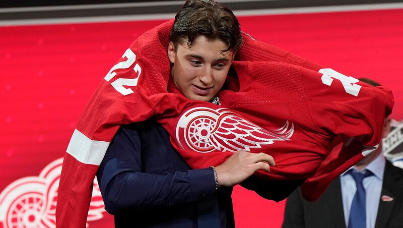 Im Juli 2022 wurde Kasper von den Detroit Red Wings gedraftet.  (Bild: AP)