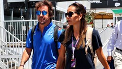 Fernando Alonso und Andrea Schlager beim Rennen in Baku (Bild: GEPA)