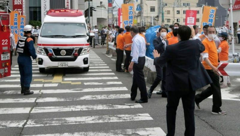 Das Attentat passierte in Nara im Westen Japans. Abe wurde schwerst verletzt ins Krankenhaus gebracht, wo er kurz danach verstarb. (Bild: AP/Kyodo News)