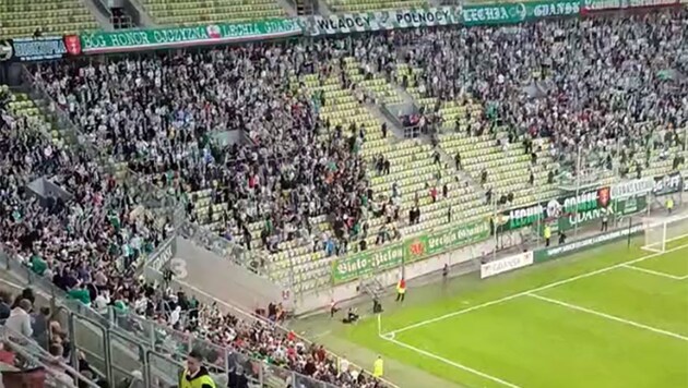 Ausschreitungen im Stadion von Lechia Gdansk (Bild: twitter.com/BlazLukaszewski)