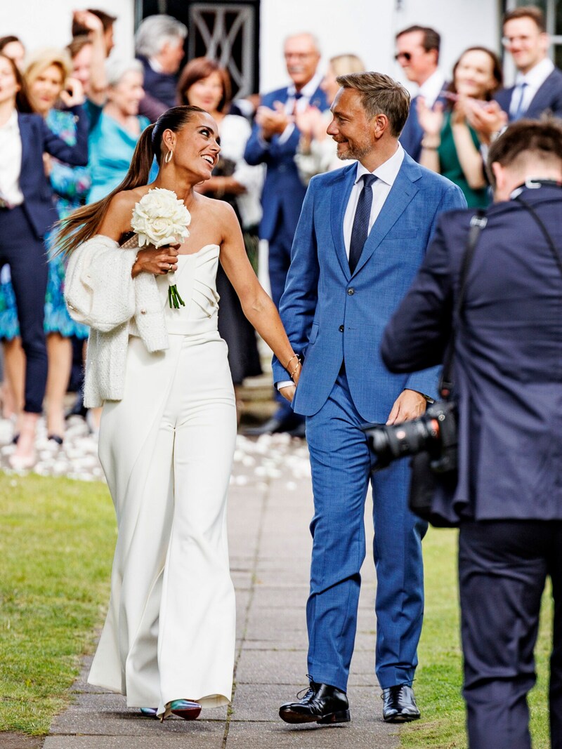 Christian Lindner und Franca Lehfeldt haben Ja gesagt: Bei der standesamtlichen Trauung im Sylt-Museum in Keitum trug die Braut einen weißen Jumpsuit von Safiyaa. (Bild: Axel Heimken / dpa / picturedesk.com)