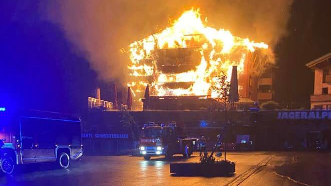 Die Fassade des Hotels Jägeralpe in Warth brannte lichterloh. (Bild: zVg)