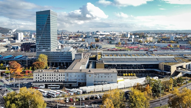 Das ehemaliger Postverteilerzentrum beim Linzer Hauptbahnhof könnte zum Aufnahmezentrum für 200 Flüchtlinge werden. (Bild: Alexander Schwarzl)