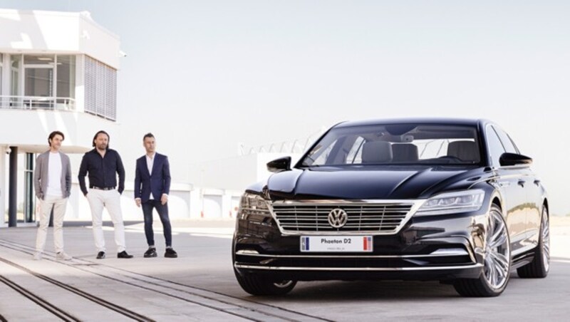 Der VW Phaeton D2 und seine Designer Tomasz Bachorski, Jozef Kabaň und Marco Pavone (von links) (Bild: Volkswagen)