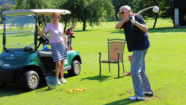 Gundula Wendl begleitet ihren Schwiegervater bei seinen Golfrunden am Golfclub Murhof, wo er gerne dem „schönen Spiel“ frönt und die sportliche Atmosphäre genießt. (Bild: Christian Jauschowetz)