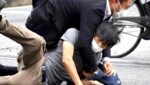 Der mutmaßliche Attentäter wurde nach Schüssen auf Japans ehemaligen Premierminister Shinzo Abe bereits festgenommen. (Bild: AP/The Yomiuri Shimbun/Katsuhiko Hirano)