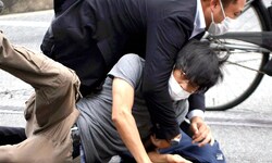 Der mutmaßliche Attentäter Tetsuya Yamagami wird nach Schüssen auf Japans ehemaligen ...