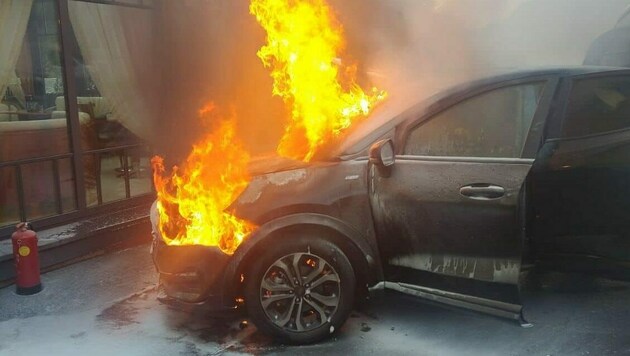 Das neue Auto brannte völlig aus. Jetzt ermitteln Sachverständige. (Bild: FF Möderbrugg)