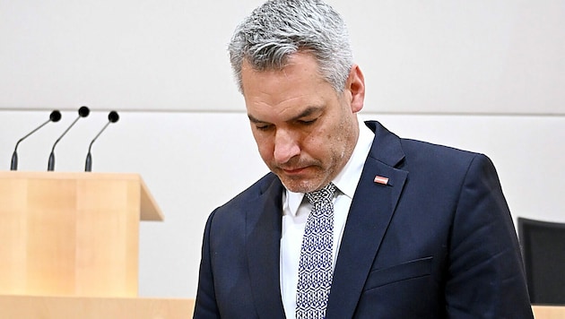 ÖVP-Chef Karl Nehammer ist angeschlagen. (Bild: APA/Roland Schlager)