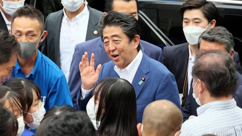 Shinzo Abe zwischen Unterstützern nach einem Auftritt für die Liberaldemokratische Partei am 6. Juli 2022 (Bild: APA/AFP/Yoshikazu Tsuno)