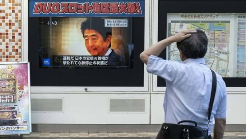 Schock in Japan nach dem Attentat auf den populären Ex-Premier (Bild: APA/AFP/Charly Triballeau)