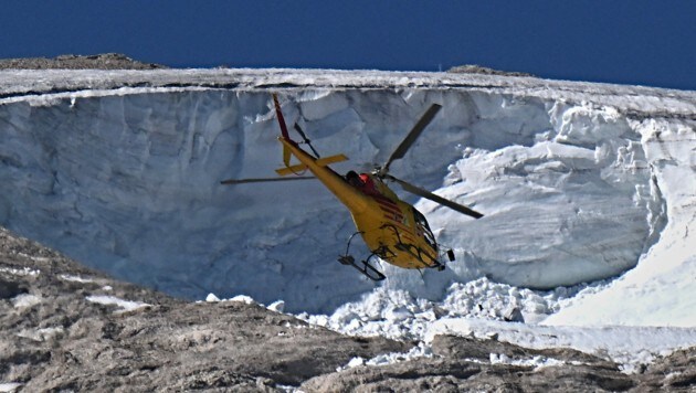 Ein Rettungshelikopter auf dem Berg Marmolada (Bild: AFP)