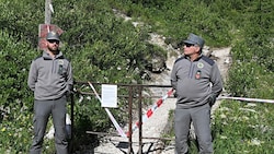 Einsatzkräfte auf der Marmolada im Juli (Bild: AFP)