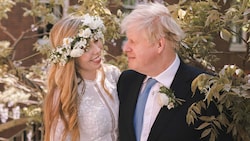 Boris Johnson und seine Carrie konnten 2021 nur im kleinen Rahmen heiraten - heuer sollte ein großes Fest nachgeholt werden. (Bild: AFP)
