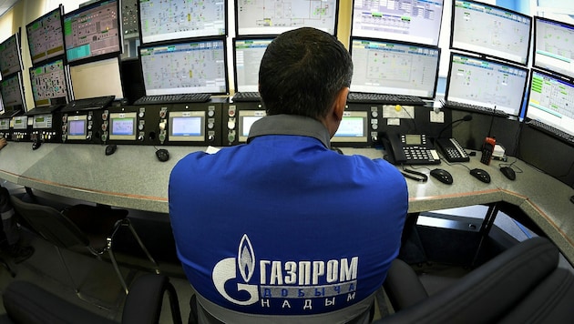 Ein Techniker des russischen Gasversorgers Gazprom überwacht den Status der Nord-Stream-Pipeline. (Bild: APA/AFP/Alexander NEMENOV)