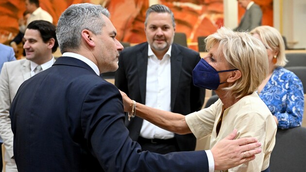 Bundeskanzler Karl Nehammer verabschiedet Gabriela Schwarz aus dem Nationalrat (Bild: APA/ROLAND SCHLAGER)
