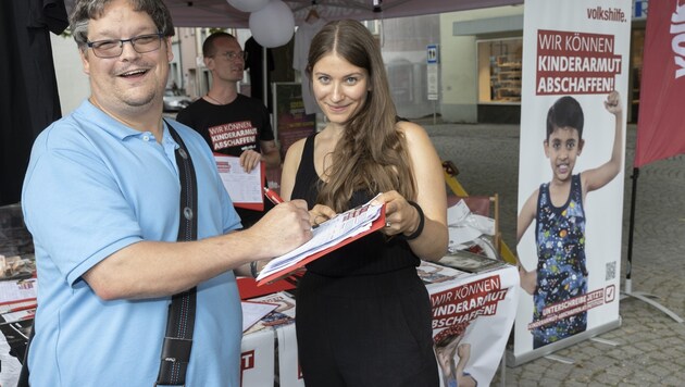 In Feldkirch machte die Volkshilfe Halt und sammelte Unterschriften für die Einführung einer Grundsicherung für Kinder in Österreich. (Bild: Maurice Shourot)