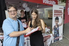 In Feldkirch machte die Volkshilfe Halt und sammelte Unterschriften für die Einführung einer Grundsicherung für Kinder in Österreich. (Bild: Maurice Shourot)