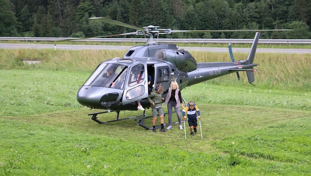 Alle vier Klassen der Volksschule Untertauern (Pongau) durften zum Schulende mit einem Helikopter mitfliegen. (Bild: Hölzl Roland)