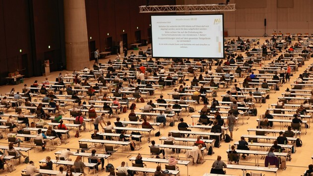 In der Grazer Stadthalle stellten sich die jungen Leute der wichtigen Prüfung. (Bild: Christian Jauschowetz)