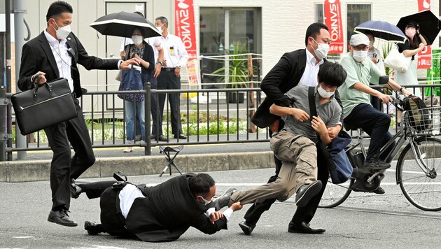 Der Attentäter des japanischen Ex-Regierungschefs soll ursprünglich einen Bombenanschlag geplant haben. (Bild: APA/AFP/ASAHI SHIMBUN/STR)