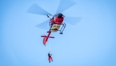 Das Team des Rettungshelikopters RK1 barg den Verletzten mittels Seil. (Bild: ARA Flugrettung)