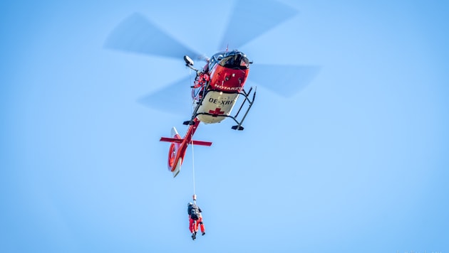 Das Team des Rettungshelikopters RK1 barg den Verletzten mittels Seil. (Bild: ARA Flugrettung)