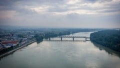 Wie lange hält sie noch? Die alte Donaubrücke zwischen Ober- und Niederösterreich. (Bild: Kerschbaummayr Werner)