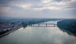Wie lange hält sie noch? Die alte Donaubrücke zwischen Ober- und Niederösterreich. (Bild: Kerschbaummayr Werner)
