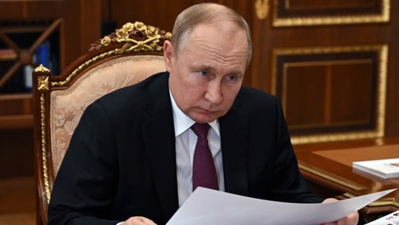 Putin bestreitet nicht, dass die westlichen Sanktionen die russische Wirtschaft hart treffen. (Bild: AFP/Mikhail Klimentyev)