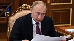 Putin bestreitet nicht, dass die westlichen Sanktionen die russische Wirtschaft hart treffen. (Bild: AFP/Mikhail Klimentyev)