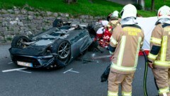 Der Mazda MX5 kam schwer beschädigt auf dem Dach zum Liegen. Das Notarztteam musste den schwer verletzten Fahrer vor Ort stabilisieren. (Bild: Mathis Fotografie)