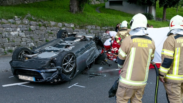 Der Mazda MX5 kam schwer beschädigt auf dem Dach zum Liegen. Das Notarztteam musste den schwer verletzten Fahrer vor Ort stabilisieren. (Bild: Mathis Fotografie)