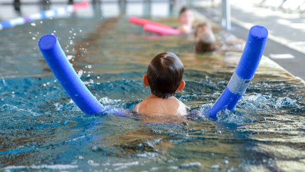 Für den Schwimmkurs für ihre Kleinen müssen Eltern in Linz ordentlich in die Tasche greifen. (Bild: Scharinger Daniel)
