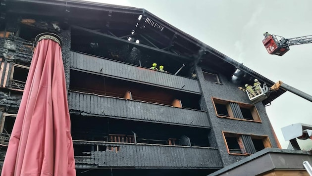 Das Hotel Jägeralpe wurde durch den Brand schwer in Mitleidenschaft gezogen. (Bild: APA/FEUERWEHR WARTH)
