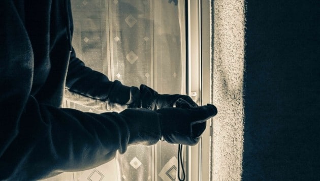 Der Einbrecher verschaffte sich über ein eingeschlagenes Küchenfenster Zutritt. (Bild: Kantonspolizei St.Gallen)