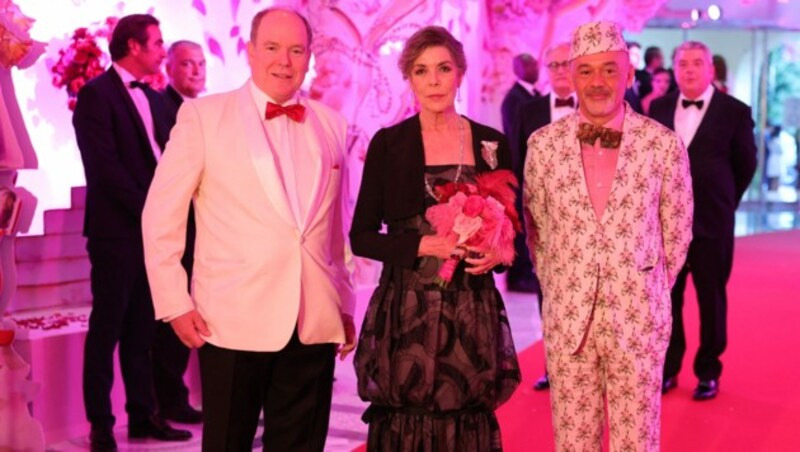 Fürst Albert mit Prinzessin Caroline und dem Designer Christian Louboutin beim Rosenball in Monaco (Bild: AFP )