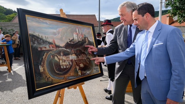 Eichtinger und Bürgermeister Stefan Seif betrachten das Gemälde, das in Krumau kopiert wurde. (Bild: Molnar Attila)